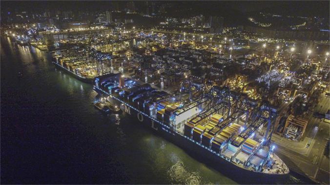 World’s Largest Container Vessel Calls at HIT